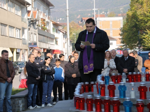 Povodom Svih svetih u Prozoru zapaljene svijeće za poginule i preminule branitelje