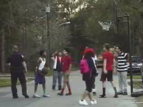 VIDEO: Prijavili djecu zbog košarke a policajac odlično reagirao
