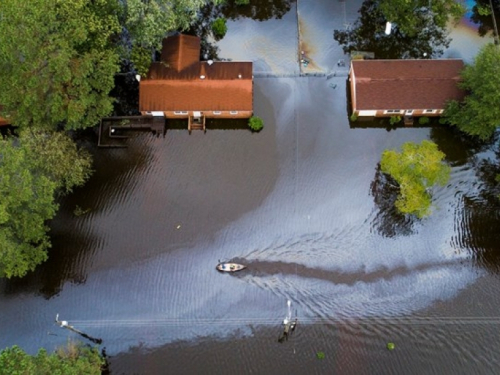 Florence ne popušta, stotine zarobljenih u poplavama