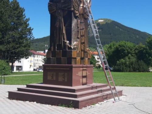 Kupres: Postavljen impozantan spomenik poginulim braniteljima i civilima