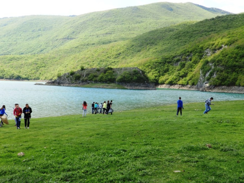 FOTO: Učenici u akciji čišćenja obale Ramskog jezera