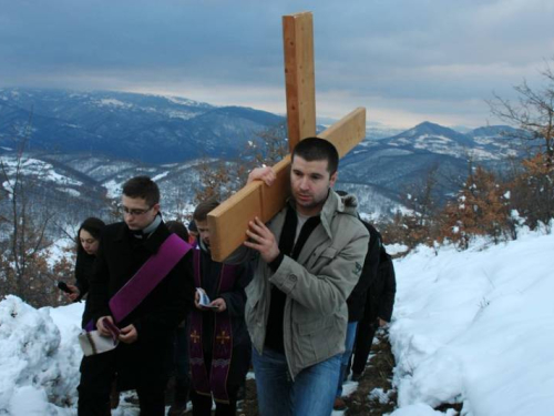 FOTO: Vlč. Ivan Karača predvodio Križni put na Uzdolu