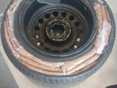 Pokušao prošvercati 11 kg duhana. Pronašli ga skrivenog u rezervnoj gumi