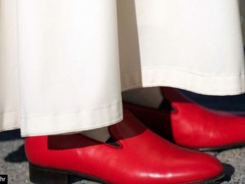 Zašto Papa nosi crvene cipele