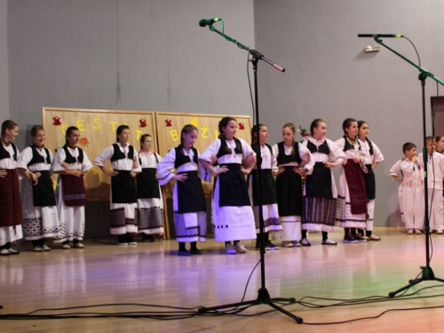 FOTO: Božićna priredba OŠ Marka Marulića Prozor