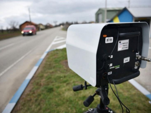 I ovo je BIH: Vozač bacio policijski radar preko zaštitne ograde