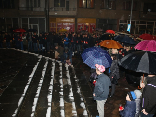 FOTO: U Prozoru zapaljene svijeće za tragično preminulog generala Slobodana Praljka