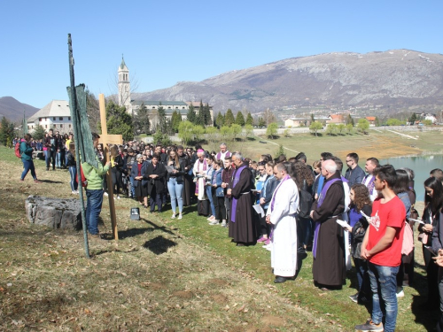 FOTO/VIDEO: Nadbiskupijski križni put mladih na Šćitu