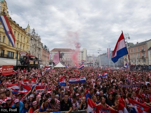 Zagreb gori! Na Trgu već deseci tisuća ljudi, čekaju se Vatreni