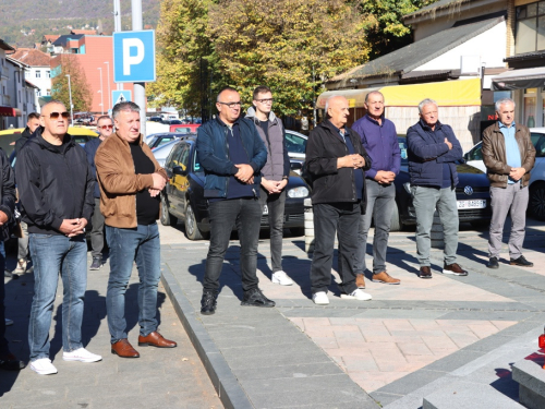 FOTO: Svi sveti - U Prozoru zapaljene svijeće za poginule i preminule branitelje