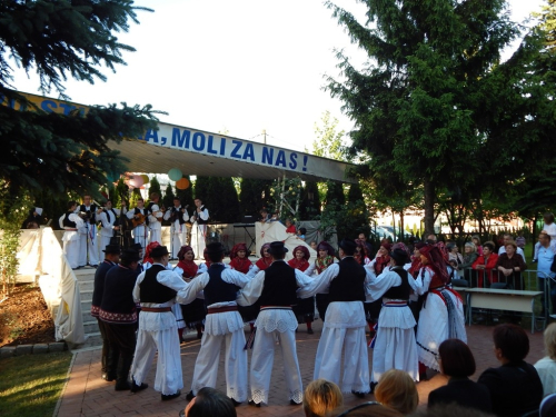 FOTO: Etno skupina „Čuvarice“ na humanitarnom koncertu „Djeca pomažu siromašnima“