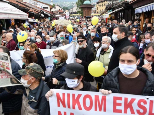 Opozicija ogranizirala prosvjede u Sarajevu, više tisuća građana protivilo se korupciji