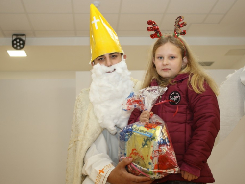 FOTO: Sv. Nikola razveselio mališane u Rumbocima