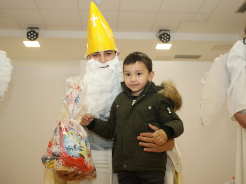 FOTO: Sv. Nikola razveselio mališane u Rumbocima