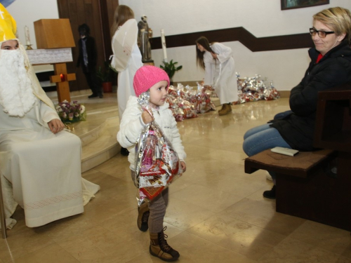 FOTO: Sv. Nikola podijelio paketiće djeci u Rumbocima