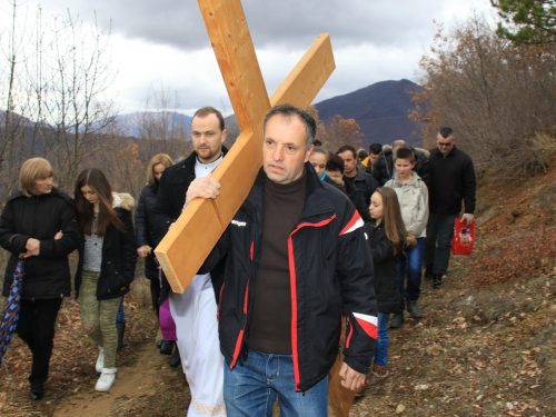 FOTO: Vlč. Ljubo Zadrić predvodio križni put na Uzdolu