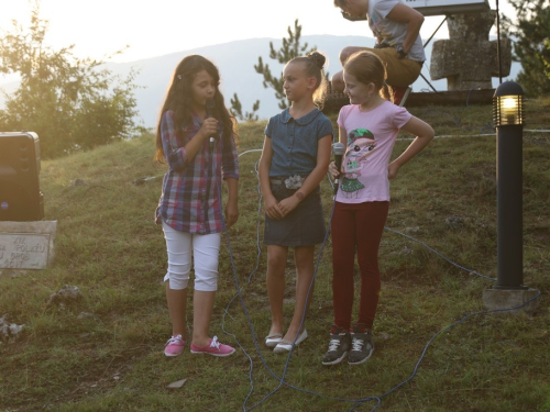 FOTO: Održana 10. kulturna večer na brdu Gračac u Podboru