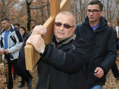 FOTO: Mr. Pero Brajko predvodio put križa na Uzdolu