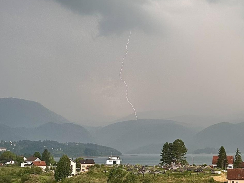 Prvi dio dana sunčan, poslijepodne snažna kiša