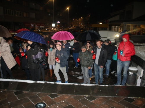 FOTO: U Prozoru zapaljene svijeće za tragično preminulog generala Slobodana Praljka