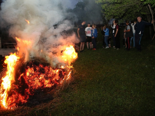 FOTO: Paljenjem svitnjaka Rama dočekuje sv. Ivu