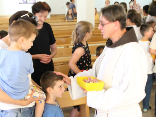 FOTO: Blagoslov djece u crkvi sv. Ane u Podboru