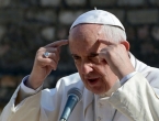 Papa beskućnicima dijelio vreće za spavanje