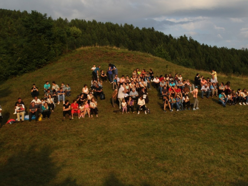 FOTO: Održana 10. kulturna večer na brdu Gračac u Podboru