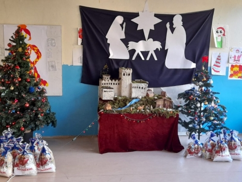 FOTO: Božićna priredba u OŠ Veselka Tenžere Uzdol