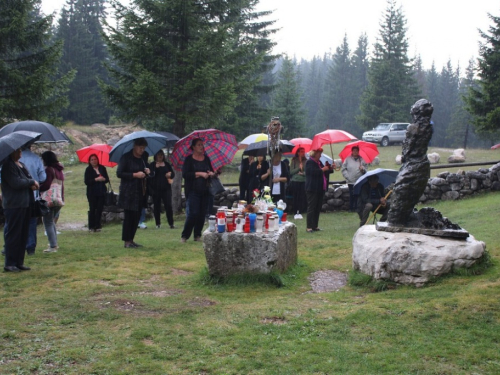 FOTO/VIDEO: Na Vranu služena sv. misa za poginule duvandžije