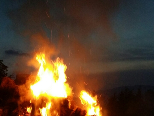 FOTO: Paljenjem svitnjaka Rama dočekuje sv. Ivu