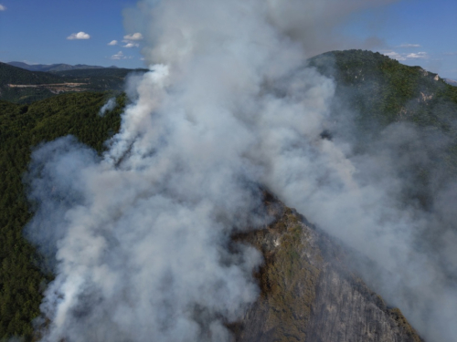 VIDEO/FOTO: Požar u Podboru - Vatrogasci nemoćni, borovina gori nekontrolirano