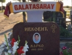 Bolesno: Turčin pozirao sa šalom Galatasaraya na grobu ubijenog navijača