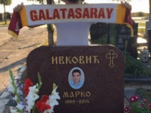 Bolesno: Turčin pozirao sa šalom Galatasaraya na grobu ubijenog navijača