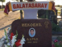 Bolesno: Turčin pozirao sa šalom Galatasaraya na grobu ubijenog navijača