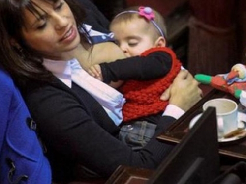 Zastupnica dojila bebu tijekom zasjedanja