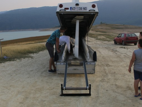 FOTO: Jedrilica "pala" na Ramsko jezero