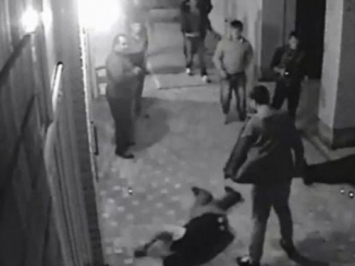 VIDEO: Nokautirao trojicu u nekoliko sekundi - vrijeđali mu ženu!