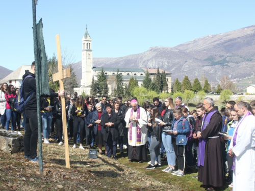 FOTO/VIDEO: Nadbiskupijski križni put mladih na Šćitu