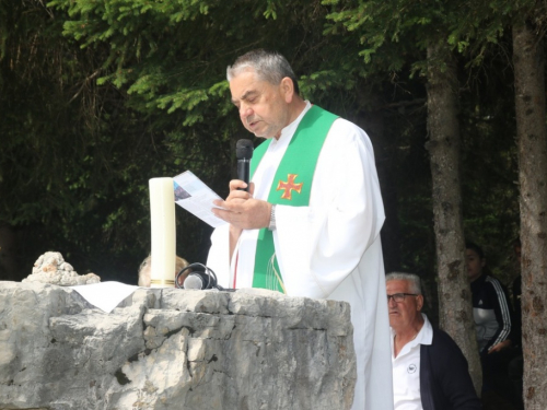 FOTO: Na Vranu služena sv. misa za poginule duvandžije