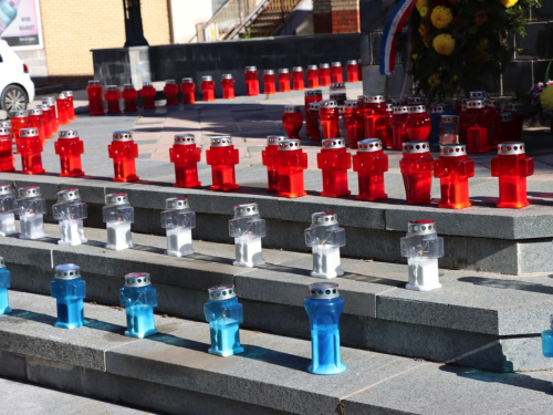 FOTO: Svi sveti - U Prozoru zapaljene svijeće za poginule i preminule branitelje