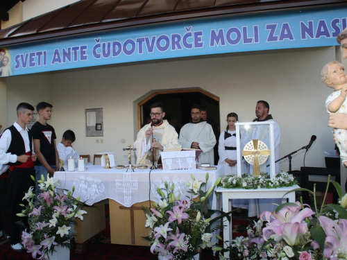 FOTO: Jedinstveni događaj na Pidrišu - stigle moći sv. Ante