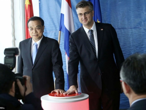 Plenković s kineskim premijerom simbolično spustio posljednji pilot za izgradnju Pelješkog mosta