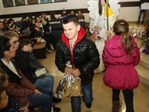 FOTO: Sv. Nikola podijelio paketiće djeci u Rumbocima