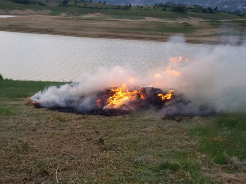 FOTO: Paljenjem svitnjaka Rama dočekuje sv. Ivu