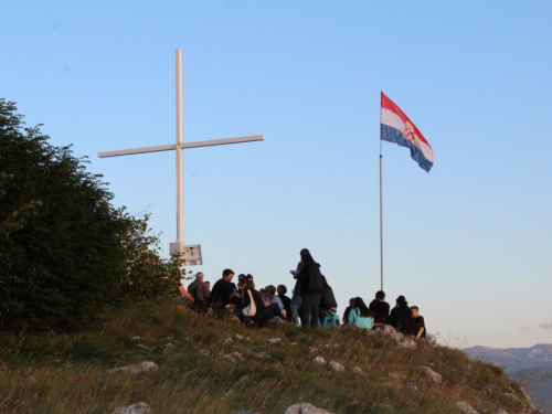 FOTO| Gmićani podigli križ na Makljenu