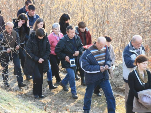 FOTO: Fra Andrija Jozić predvodio Križni put na Uzdolu