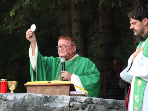 FOTO/VIDEO: Na Vranu služena sv. misa za poginule duvandžije