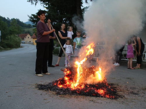 FOTO: Paljenjem svitnjaka Rama dočekuje sv. Ivu