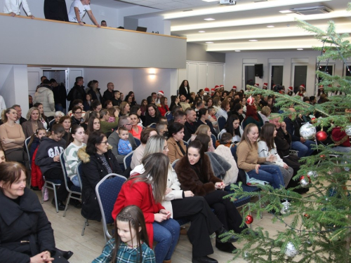 FOTO: Božićna priredba FRAMA-e Rumboci